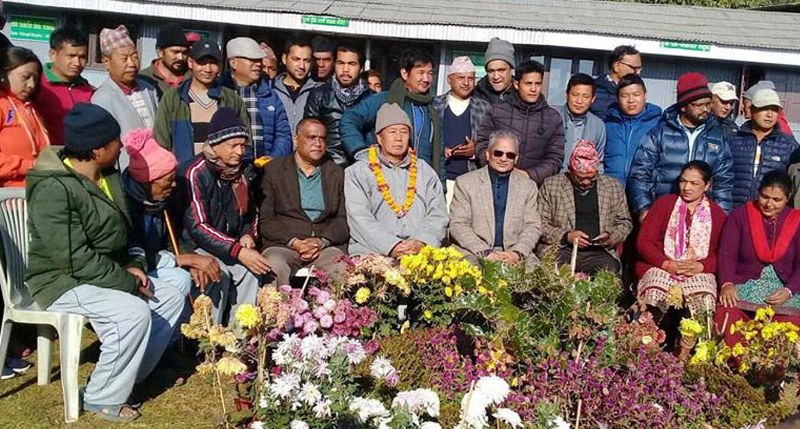फाउण्डेशनको अध्ययन एवम् अवलोकनपछि डा. भट्टराई सहित अन्य सामूहिक फोटो खिचाउदै ।